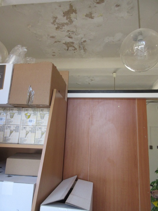 PA poškozený strop ve skladu potravin